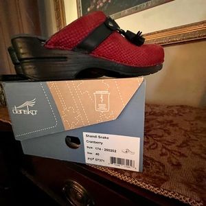 Dansko Cranberry Red Mules EU sz 40, US sz 9.5-10